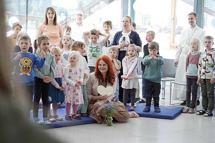 © Land Tirol/Neuner Die SchülerInnen und Lehrkräfte der Volksschule Gries im Sellrain hießen die Bildungslandesrätin herzlich in ihrer Aula willkommen.