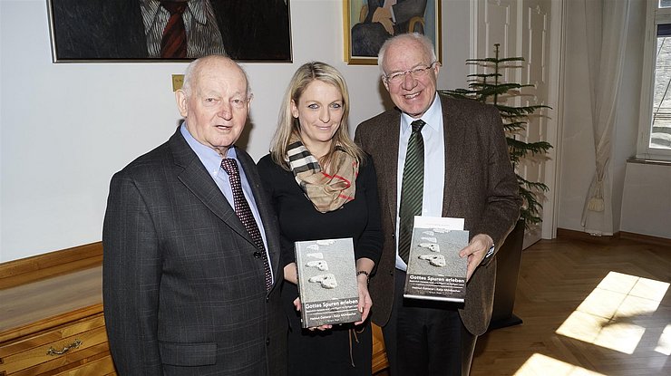 BU: v.l. Monsignore Gatterer, Katja Mühlbacher und LTP van Staa