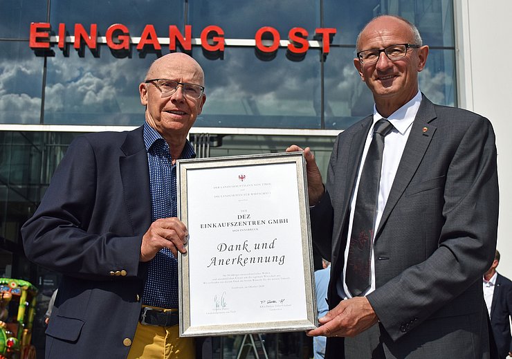 © Land Tirol/Kathrein von links: DEZ-Inhaber und GF Hannes Hess, LR Anton Mattle, Center Manager und Prokurist Helmut Larch.