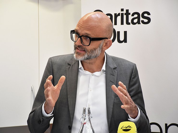 © Land Tirol/Hörmann Foto von einem Mann der spricht und mit den Händen gestikuliert