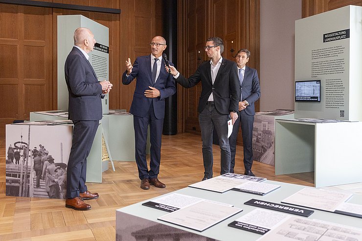 © Land Tirol/Die Fotografen LH Anton Mattle hob die Wichtigkeit hervor, dass mit der öffentlich und kostenfrei zugänglichen Ausstellung den Menschen die Geschichte des Landhauses näher gebracht werden kann.