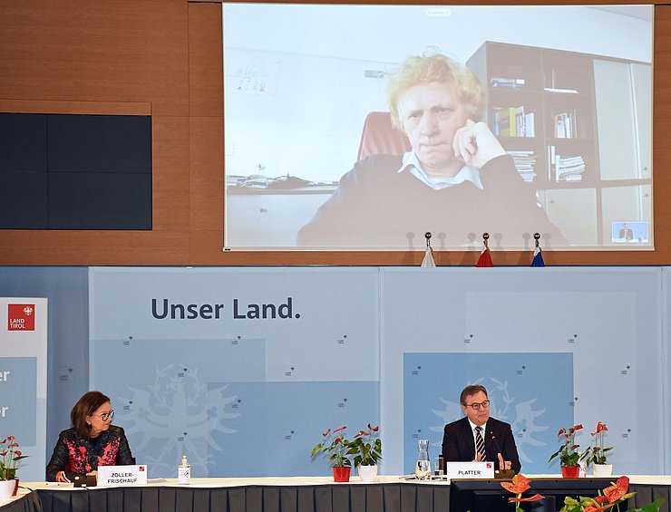 Im Rahmen einer heutigen Pressekonferenz in Innsbruck stellte LH Günther Platter (rechts) gemeinsam mit Wirtschaftslandesrätin Patrizia Zoller-Frischauf (links) das Projekt „Health Hub Tirol“ vor. Per Livestream zugeschalten war Prof. Josef Penninger (Mitte), Direktor am Life Science Institute der University of British Columbia in Vancouver/Kanada, der am ersten „Health Hub“ am Standort Innsbruck mit seinem Team Projekte zum Thema Diabetes umsetzen wird.