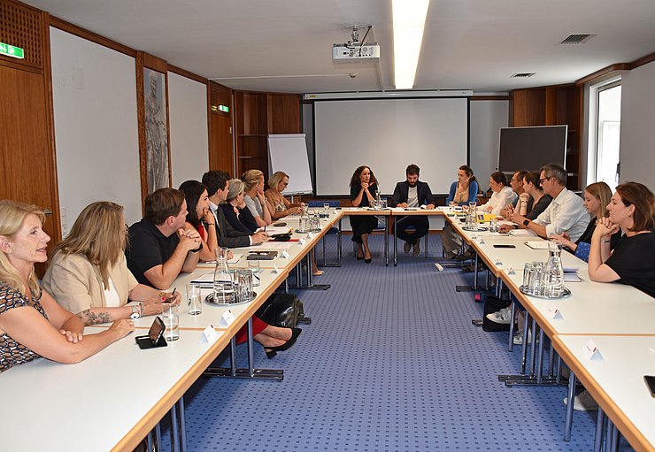 Tisch in U-Form mit Personen sitzend