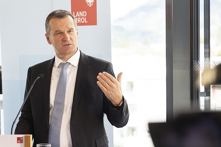 © Land Tirol/Die Fotografen Thomas Friess am Rednerpult