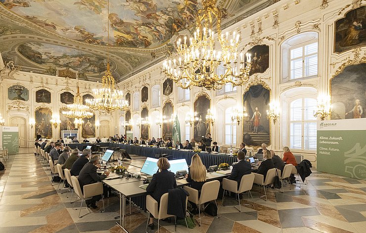 viereckige Tischformation im Riesensaal - Personen sitzend von hinten