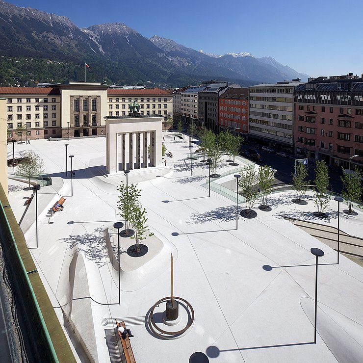 © Land Tirol/Wett Der neugestaltete Landhausplatz mit Bäumen und Ruhebänken.