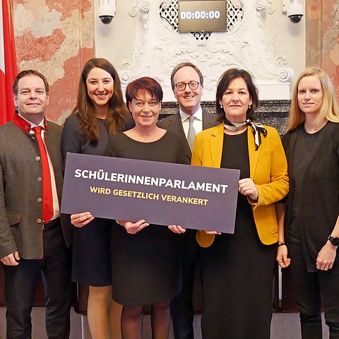 Die ErstunterzeichnerInnen (v.li.) LTVP Toni Mattle, KO Markus Abwerzger, LA Sophia Kircher, LTPin Sonja Ledl-Rossmann, KO Dominik Oberhofer, KO Andrea Haselwanter-Schneider, LTVPin Stephanie Jicha und LA Elisabeth Fleischanderl freuen sich über die breite Zustimmung zur gesetzlichen Verankerung des SchülerInnenparlaments.
