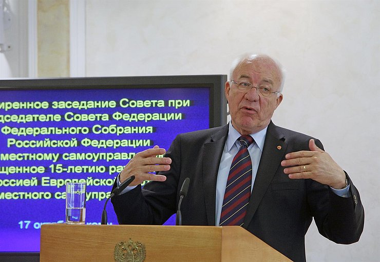 © Europarat/Abdruck honorarfrei Kongresspräsident van Staa am Präsidium der internationalen Konferenz in Moskau