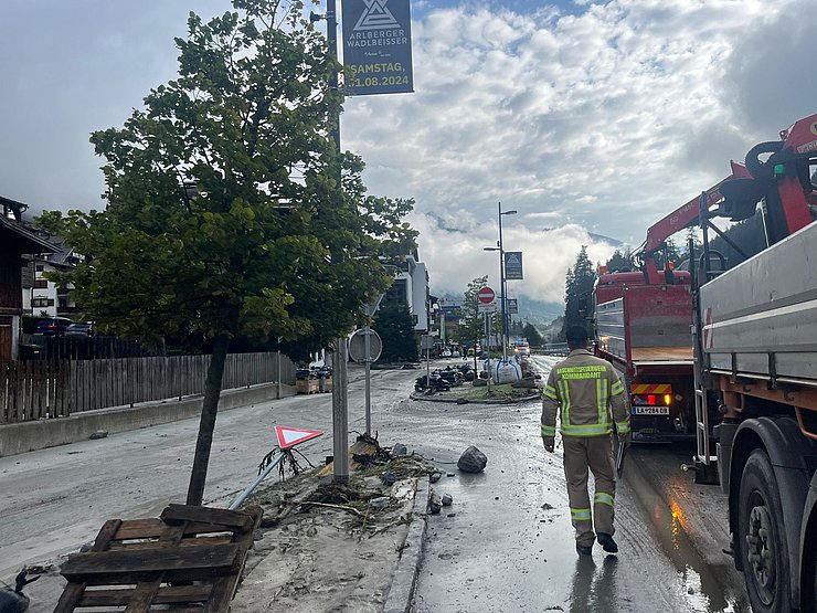 © Bezirksfeuerwehrverband Landeck Aufräumarbeiten vor Ort in St. Anton am Arlberg