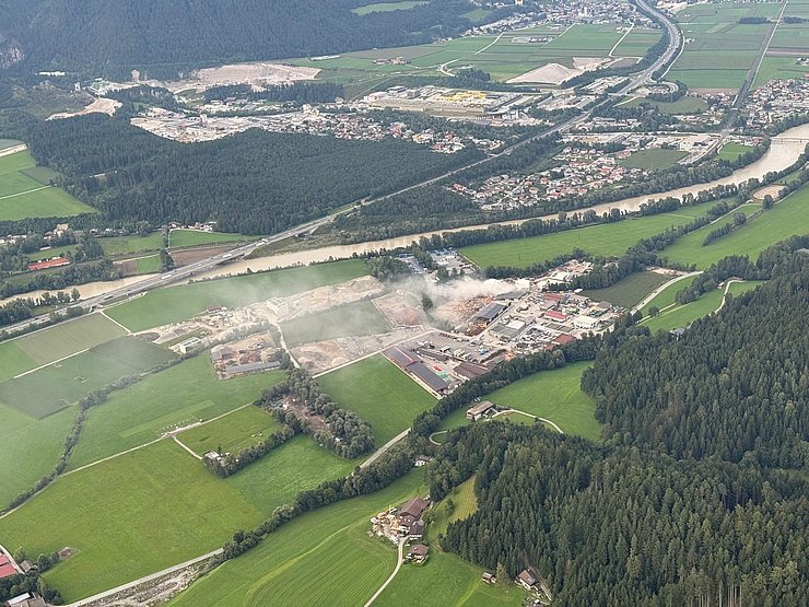 Luftaufnahme - man sieht Rauchwolke