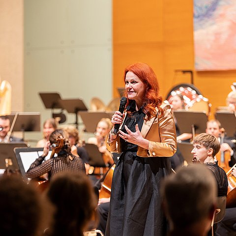 „Eine Woche voller harter Arbeit, aber auch eine Woche voller Spaß. Beim Abschlusskonzert bringt die Orchesterakademie das Ergebnis auf die große Bühne“, so LRin Hagele. 