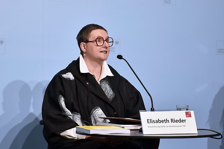 © Land Tirol/Milicevic Elisbeth Rieder beim Sprechen
