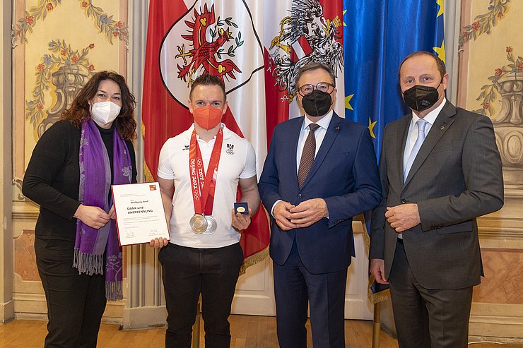 © Land Tirol/Die Fotografen v.l. LHStvin Ingrid Felipe, Rodler Wolfgang Kindl, LH Günther Platter und Sportlandesrat LHStv Josef Geisler