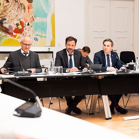 Tirols Verkehrsausschussvorsitzender Florian Riedl (Mitte) und sein Stellvertreter Christian Kovacevic (re.) führten mit Tarek Al-Wazir (Vorsitzender des Verkehrsausschusses im Deutschen Bundestag) durch das Arbeitsgespräch.