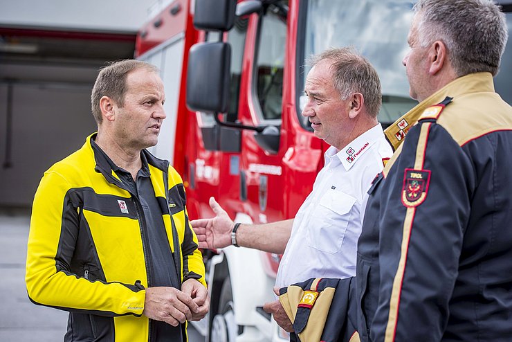 Zivilschutz-Probealarm mit 1.025 Feuerwehr-Sirenen in Tirol:  LHStv Josef Geisler mit Landesfeuerwehrkommandant Peter Hölzl und Landesfeuerwehrinspektor Alfons Gruber (Symbolbild).