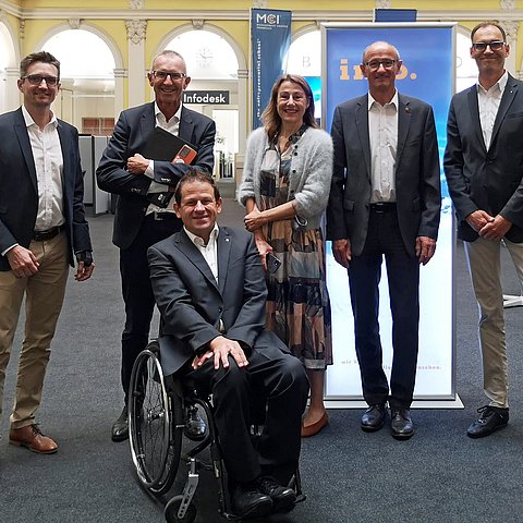 Michael Kraxner (Chief Technology Officer, MCI) Rektor Andreas Altman (MCI), LRin Annette Leja, LR Anton Mattle, Tommy Mayr (Prokurist, MCI), Seyrling Rainer (Abteilung Wirtschaftsstandort, Digitalisierung und Wissenschaft, Land Tirol).