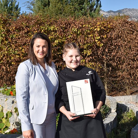 Arbeits- und Jugendlandesrätin Astrid Mair gratulierte Nicole Schwarz zum "Lehrling des Monats November 2024".