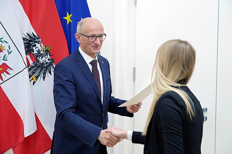 © Land Tirol/Neuner Landeshauptmann Mattle schüttelt einer jungen Dame die Hand.