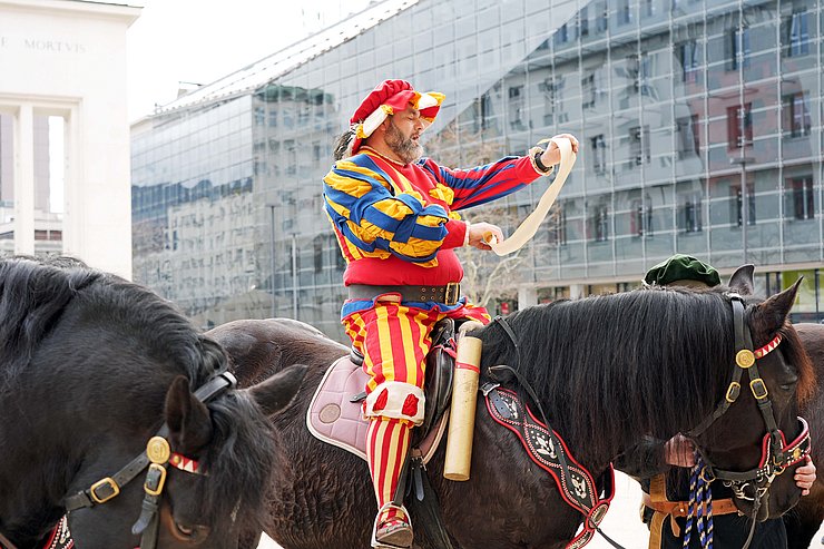 Einer der Herolde verkündet, dass die Fasnacht beginnt.