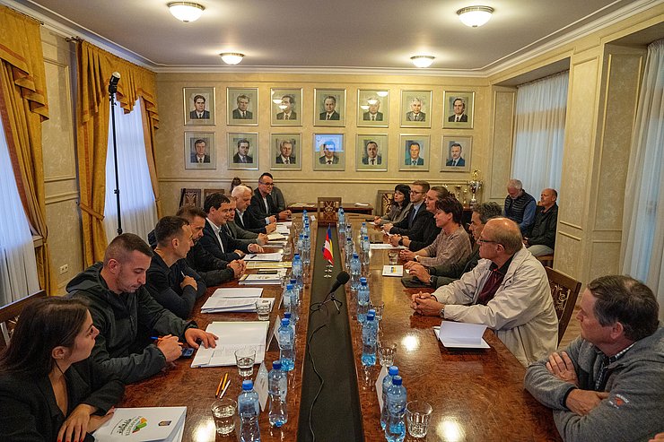 Die Delegationen aus Tirol und Transkarpatien bei einem Gespräch.