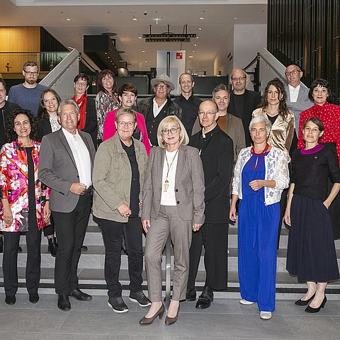 LRin Beate Palfrader mit den ausgezeichneten KünstlerInnen und Kunstschaffenden.