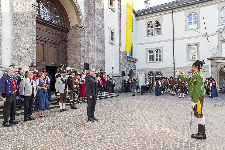© Land Tirol/Die Fotografen Empfang mit Traditionsverbänden aufgereiht, LR Tratter vorne