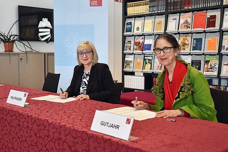 © Land Tirol/Pichler LRin Beate Palfrader und Rektorin Elisabeth Gutjahr unterzeichnen den Kooperationsvertrag zwischen Land Tirol und dem Mozarteum.