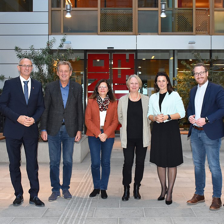 Sieben Personen stehen im Foyer des Landhauses 2 in Innsbruck nebeneinander:  links LH Anton Mattle, AK Tirol-Präsident Erwin Zangerl, amg-tirol-GF Bernadette Kendlbacher, AMS Tirol-GF Sabine Platzer-Werlberger, Arbeitslandesrätin Astrid Mair, ÖGB Tirol-Vorsitzender Philip Wohlgemuth, David Narr, Fachkräftekoordinator der Wirtschaftskammer Tirol (ganz rechts, durch Bildschnitt nicht mehr zu sehen).