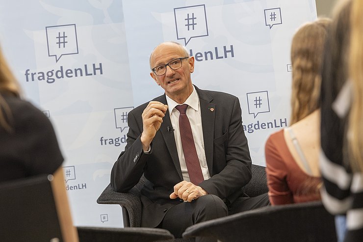 © Land Tirol/Die Fotografen Bild von LH Mattle bei der Beantwortung einer Frage.