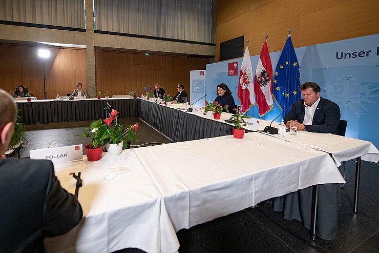 Georg Berger (Vorstand Arge Altenheime Tirol), Gesundheitslandesrat Bernhard Tilg, LH Günther Platter, LHStvin Ingrid Felipe und Gemeindeverbandspräsident Ernst Schöpf präsentierten heute die Eckpunkte der "Pflege Tirol 2030". 