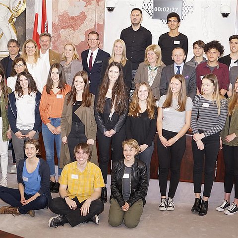 BU: SchülerInnen des PORG Volders und des BG/BRG Reithmann mit ExpertInnen und Abgeordneten