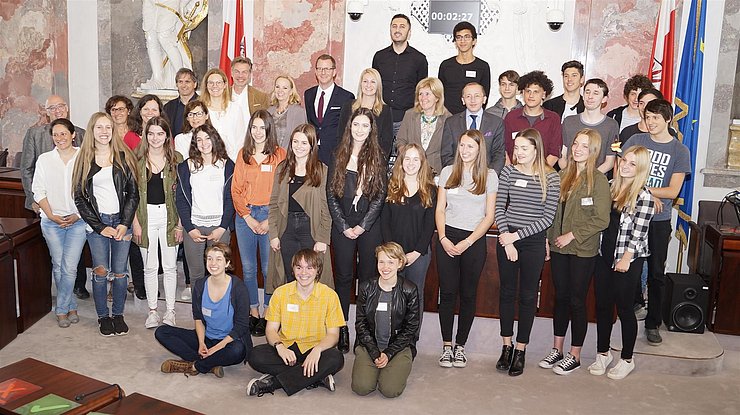 © Landtagsdirektion – Abdruck honorarfrei BU: SchülerInnen des PORG Volders und des BG/BRG Reithmann mit ExpertInnen und Abgeordneten