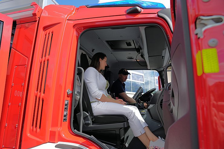 Mair in Feuerwehrauto sitzend