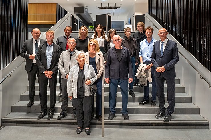 Gruppenfoto aller PreisträgerInnen (v. l., hintere Reihe): LHStv Josef Geisler, Franz Posch (Tiroler Volkskulturpreis), Ivana Pristašová Zaugg (Preis für Zeitgenössische Musik), Anna Schober (Poetry-Slam-Förderpreis), Friederike Gösweiner (Großes Literaturstipendium), Juri Velt (Förderpreis für Zeitgenössische Kunst), Magdalena Frauenberg (Förderpreis für Zeitgenössische Kunst), Emil Kaschka (Großes Literaturstipendium, Poetry-Slam-Würdigungspreis), Kulturreferent LH Anton Mattle; vordere Reihe (v. l.): Johannes Maria Staud (Landespreis für Kunst), Stephan Bliem, Helga und Martina Keiler (Tiroler Volksbühnenpreis), Christoph Hinterhuber (Hauptpreis für Zeitgenössische Kunst).