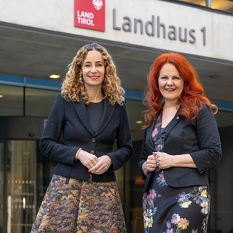 Die Landesrätinnen Cornelia Hagele (r.) und Eva Pawlata (l.) begrüßen den neuen Leitfaden, der die Wahrung des Kindeswohls an Tirols Schulen zum Ziel hat.