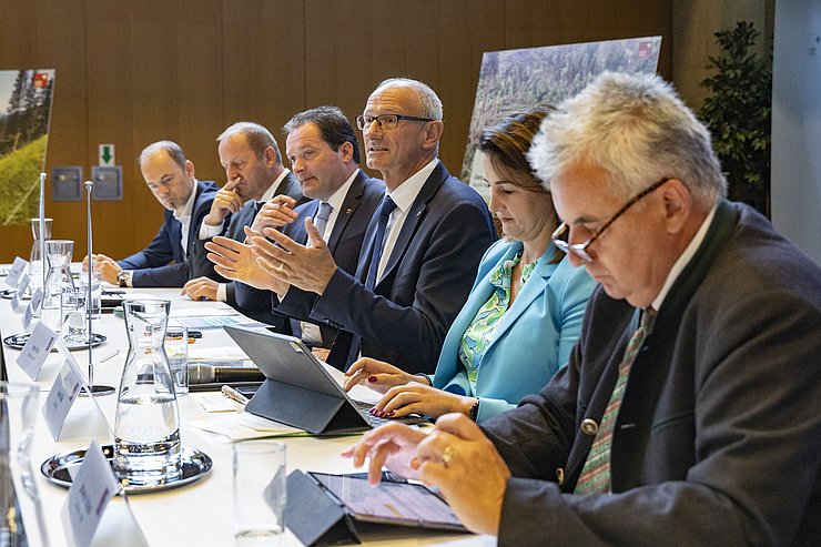 © Land Tirol/Die Fotografen Dass nun schnell gehandelt werden muss, darüber waren sich alle einig (v.li.): Präsident der Landwirtschaftskammer Josef Hechenberger, LHStv Josef Geisler, BM Norbert Totschnig, LH Anton Mattle, LRin Astrid Mair und Johannes Schima, Sektionsleiter BML.