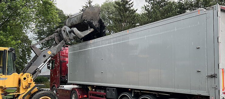 © Abwasserverband AIZ Klärschlamm wird auf einen LKW verladen