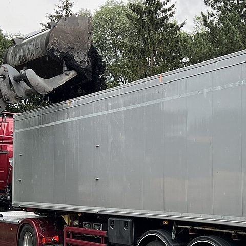 Klärschlamm wird auf einen LKW verladen