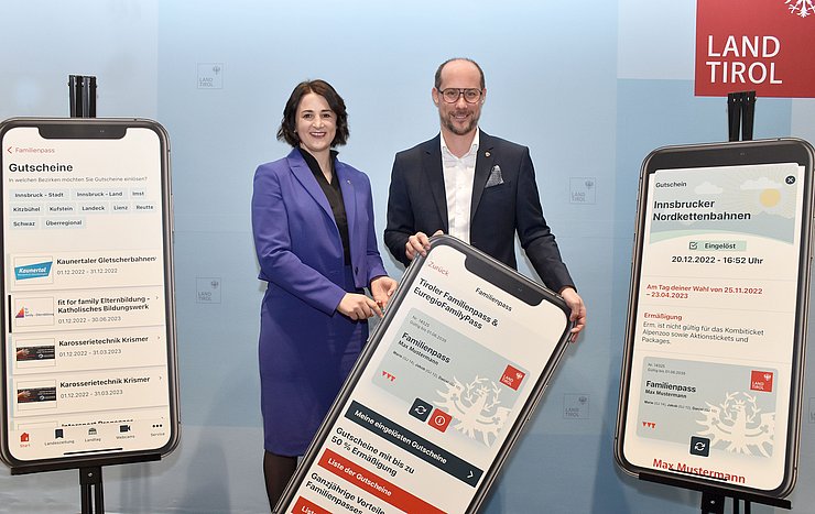 © Land Tirol Den Tiroler Familienpass am Handy vorweisen und Gutscheine digital einlösen - LRin Astrid Mair und Digitalisierungslandesrat Mario Gerber freuen sich über die digitale Serviceleistung für Tiroler Familien.