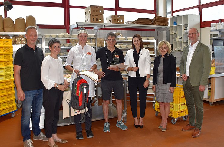 © Land Tirol/Gerzabek Von links beim Auszeichnungstermin Georg Rainer (Bgm Nikolsdorf), Michaela Hysek-Unterweger (Obfrau Bezirksstelle Wirtschaftskammer Lienz), „Lehrling des Monats Juni 2023“ Theresa Lindsberger, Firmenchef Ernst Joast, Jugend- und Arbeitslandesrätin Astrid Mair, Elisabeth Blanik (Bgm Lienz) und Wilfried Kollreider (Bezirksstellenleiter Arbeiterkammer Lienz).