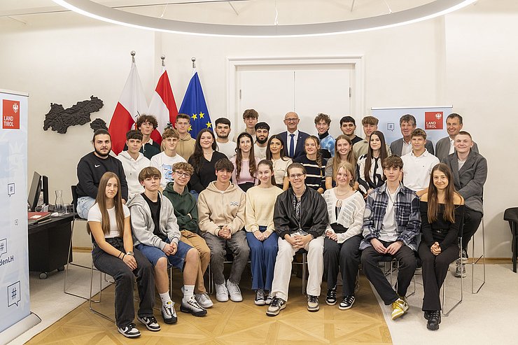 © Land Tirol/Die Fotografen LH Mattle zwischen den SchülerInnen der 4BK der HAK Schwaz.