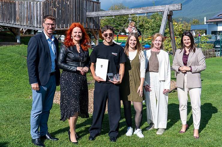 (V. l.): Christian Härting (Bürgermeister von Telfs), LRin Cornelia Hagele, Fabian Bartl, Sabrina Glader (Leiterin des Kindergartens im KiKo Telfs), Daniela Faistenauer (Leiterin der Abteilung Bildung in der Marktgemeinde Telfs), LRin Astrid Mair.