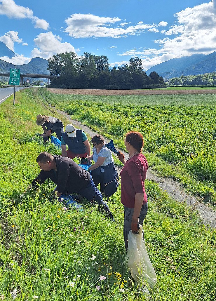 © Land Tirol/Jäger Gruppe von Menschen am Straßenrand