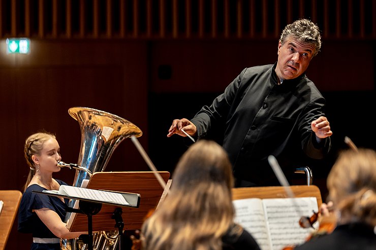 © Land Tirol/Sophie Kary Im Bild von li: Nuppu Salmiorante (3. Preis) und Dorian Keilhack, Dirigent desWerner-Pirchner-Preis Orchesters.