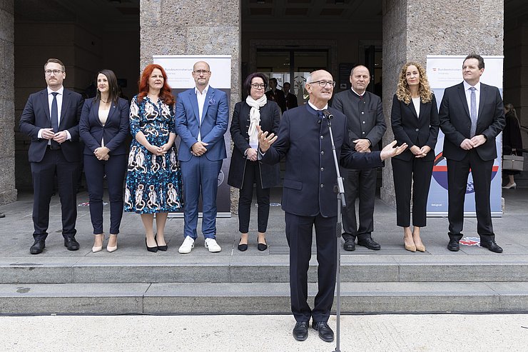 Hausherr LH Anton Mattle eröffnete gemeinsam mit Landtagspräsidentin Sonja Ledl-Rossmann und den Mitgliedern der Tiroler Landesregierung sowie VertreterInnen aus dem Landtag die Veranstaltung am Landhausplatz.
