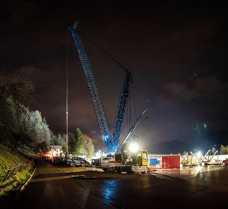 © Land Tirol/Christanell Bauarbeiten am Innsteg in Erl. Innerhalb von drei Nächten wurden die neue Brückenteile mittels Raupenkran wieder eingehoben.