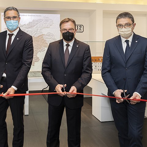 Der Euregio-Infopoint in der Innsbrucker Wilhelm-Greil-Straße wurde heute feierlich eröffnet: V.li. Arno Kompatscher, Günther Platter und Maurizio Fugatti