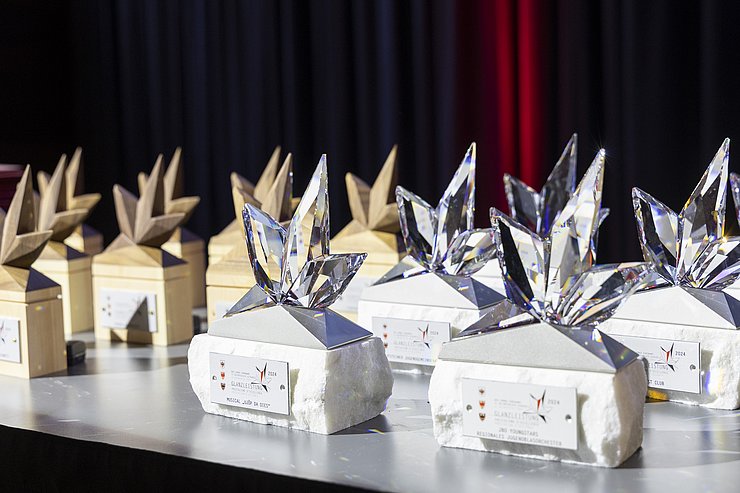 Mehrere Pokale stehen auf einem Tisch. 