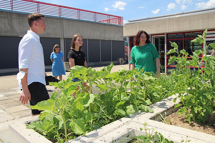 Max Sprenger, Sigrid Steiner (Direktorin), Sophia Mairhofer, LHStvin Ingrid Felipe bei den Sonnenblumen, der Bienenblumenwiese und den Kräuterbeeten.