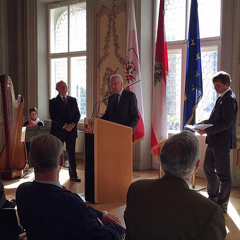 v.l. die beiden Autoren Christian Prosl und Franz Cede mit Außenpolitik-Redakteur Christian Jentsch